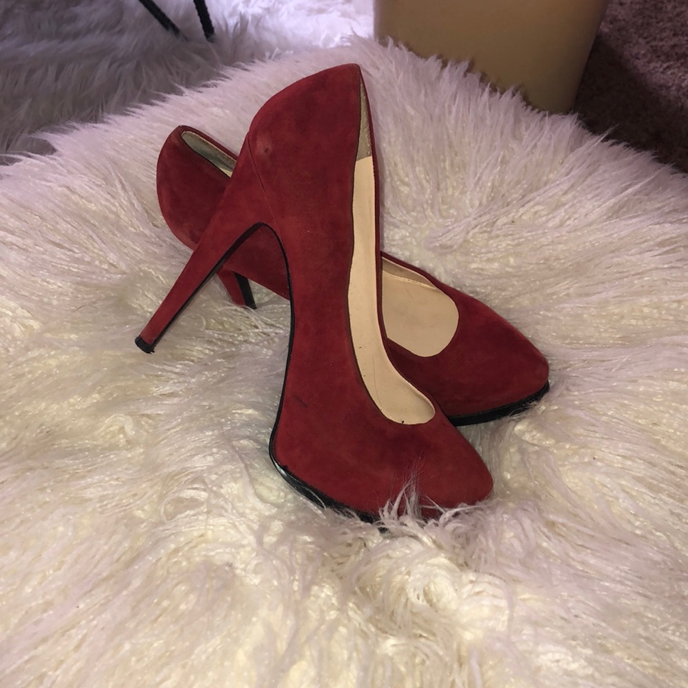 Red guess pump